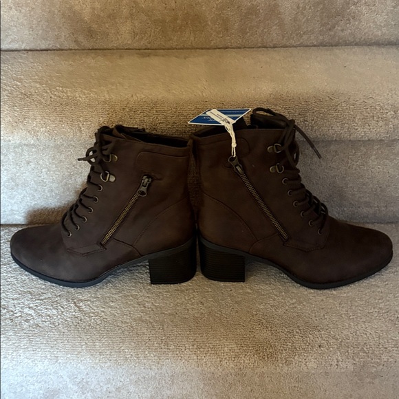 NWT White Mountain Brown Lace-Up Ankle Boots with Block Heel in Size 10 - Picture 1 of 9